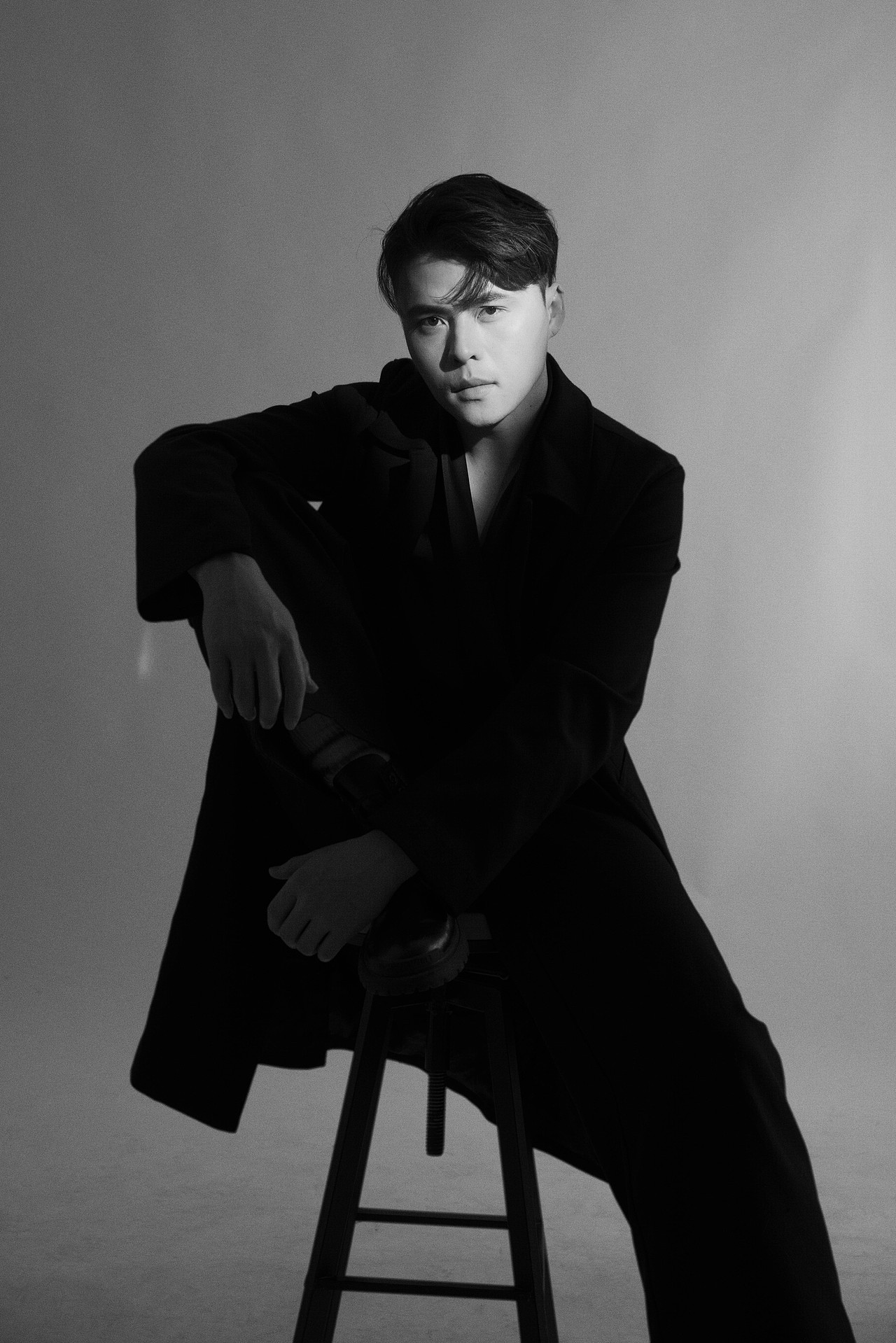 梁裕基-Joy Leung
梵山构造设计事务所 创始人,主持设计师<br>中央美术学院陈设艺术设计学士<br>2015年毕业于中央美术学院获学士学位。<br>2019年于北京、广州创办梵山构造设计事务所。<br>致力于研究中国文化、艺术与自然在当代建筑空间中的创新和运用,以创意、自然与艺术为设计核心理念,以独特的艺术视觉阐述当代空间。<br>将作品赋予空间“当代性”、“艺术性”、“自然性”,通过文化、艺术与自然在空间的碰撞中寻求设计灵感,让人与空间和建筑产生情感链接;于艺术装置与生活体验的共处中,找寻设计的情感交融;在当下社会思想与自然元素结合中,寻找精神诉求与情感记忆点。