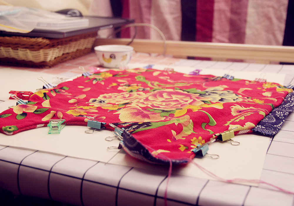 樹(shù)下問(wèn)崽子，老娘裁花衣。（圖ZMzAyNjA4NjQw） - 兒童服飾 - 站酷設(shè)計(jì)師風(fēng)陵師太原創(chuàng)素材 - 站酷ZCOOL