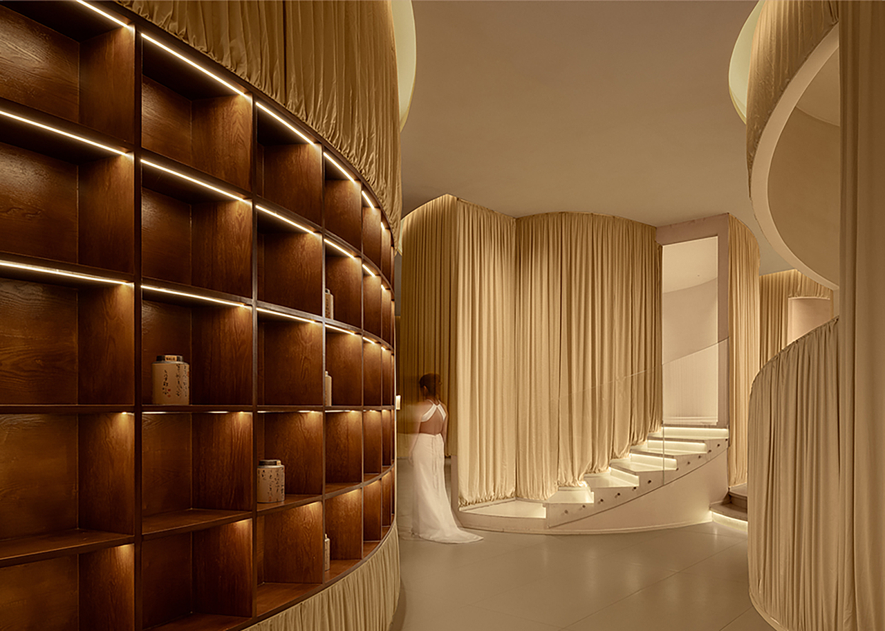 入口吧台处的主材质上的选择,与“茶马古道”这一情感印记相结合,运用质朴的“大地色”加深了空间中的情感体验,让整个空间更富于质感与自然体验。静谧,质拙与古朴,是空间中的情感主旨,情随路转,在共同的情感印记中延伸不同的情绪表达。