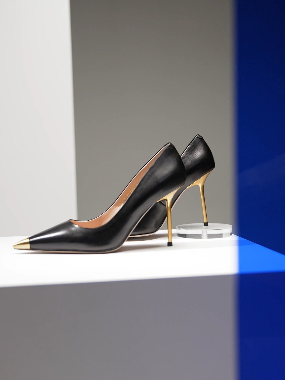 JOOC玖诗22秋新款高跟鞋-黑色金鞋尖