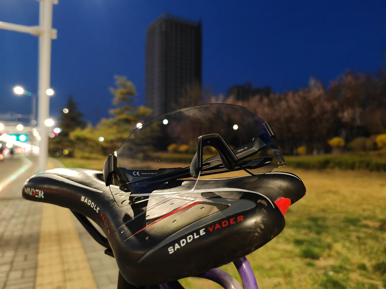 迈极炫破风者变色骑行眼镜WB003B变色款