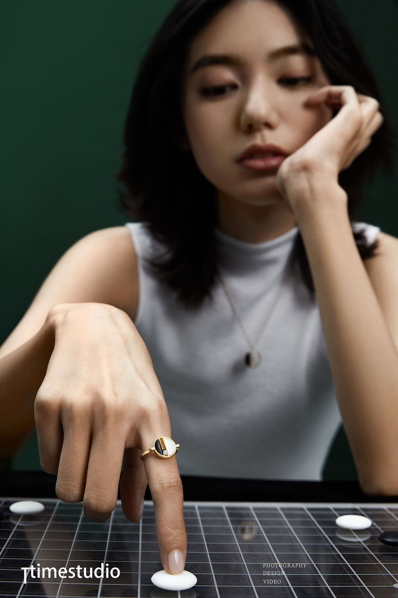 人生如棋，落地有声，纵横交错如星河 | 珠宝人像修图（图ZMzE4NjE2MDM2） - 产品摄影 - 站酷设计师TTIMESTUDIO原创素材 - 站酷ZCOOL