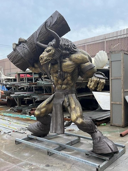 青岛工厂 蛮力牛扛木头雕塑 铜雕牛定制
