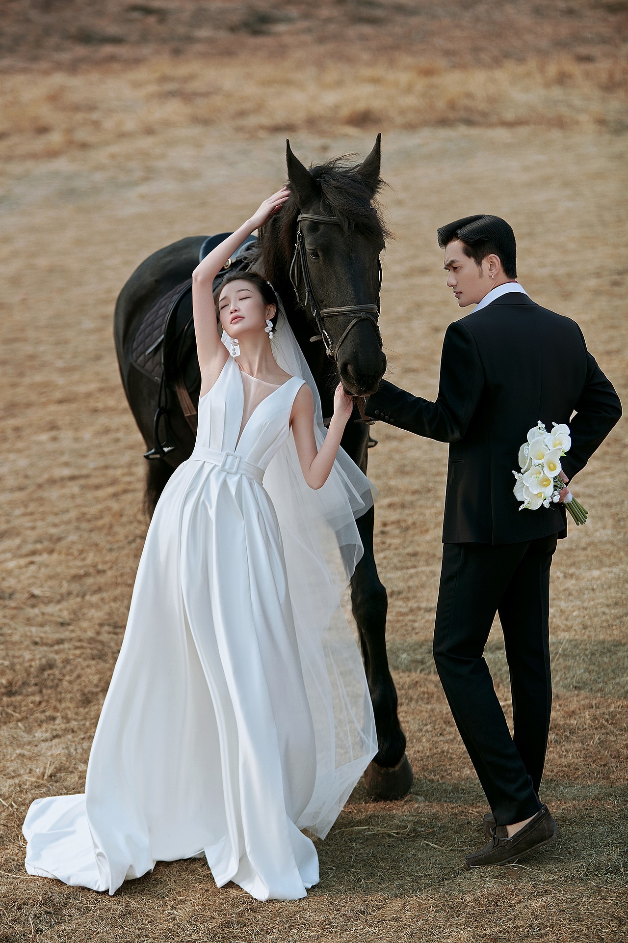 拍了一组甜酷风的草坪马场婚纱照!真的好美