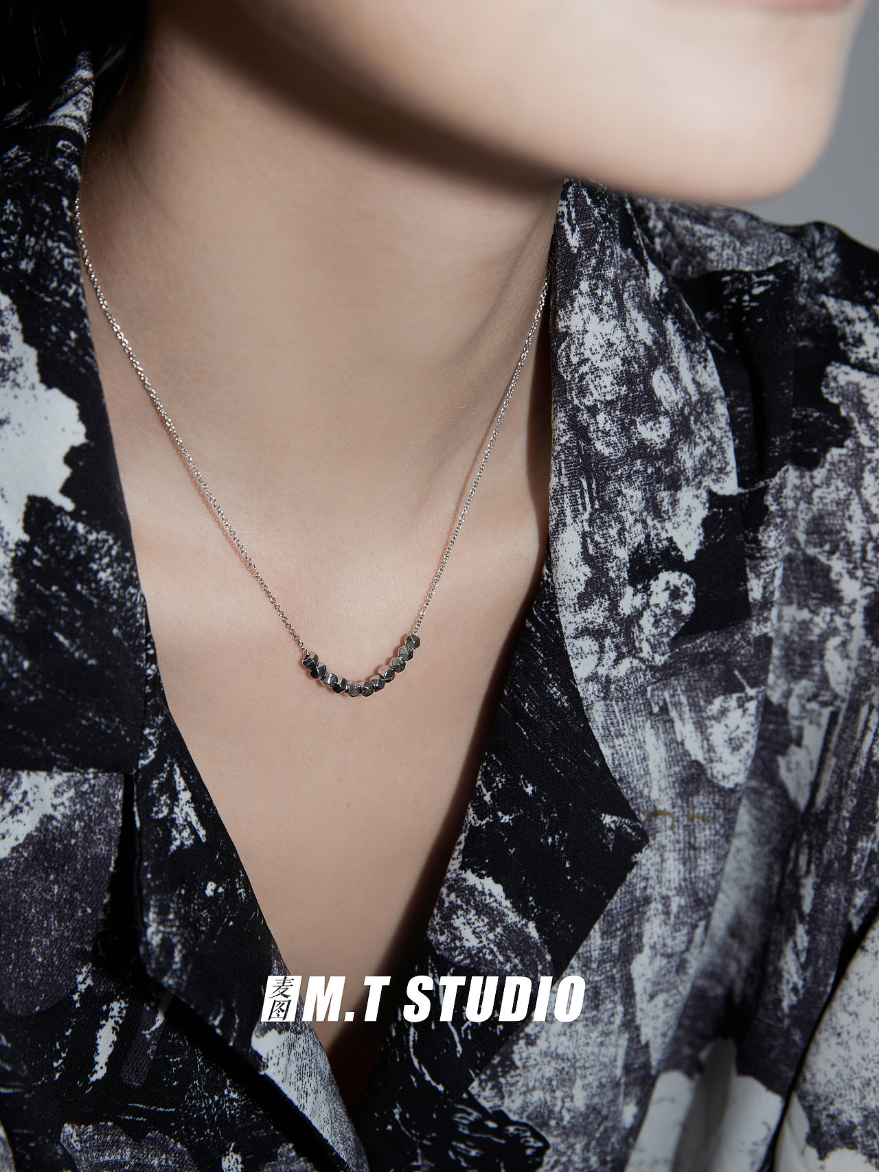 产品摄影 个性项链复古时尚模特拍摄 暗黑系项链拍照
