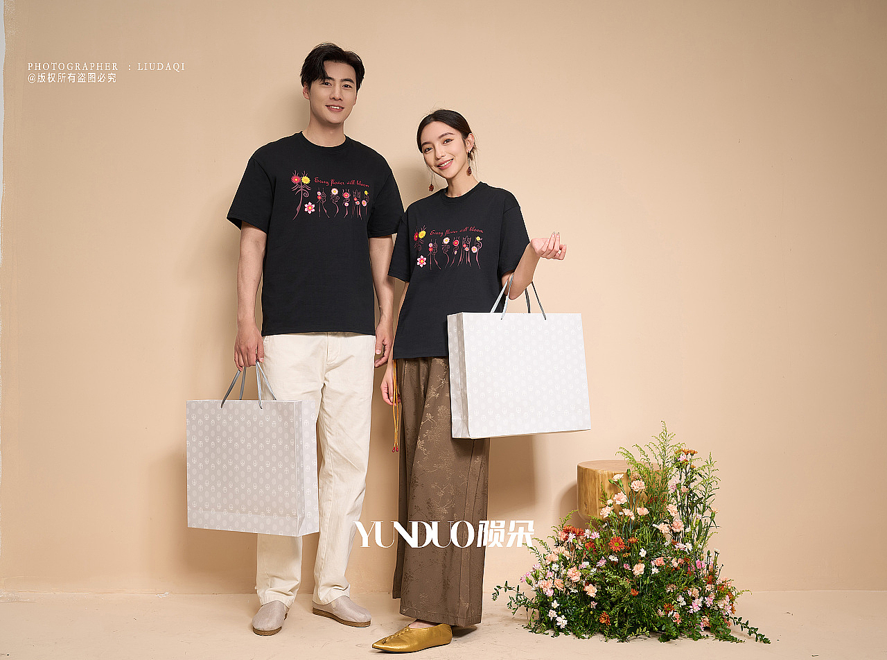 艺术家联名王超鹰 曼陀紫光 花总是要开的 T恤 上衣（图ZMzU0Nzk3ODI4） - 产品摄影 - 站酷设计师陨朵视觉顾问原创素材 - 站酷ZCOOL