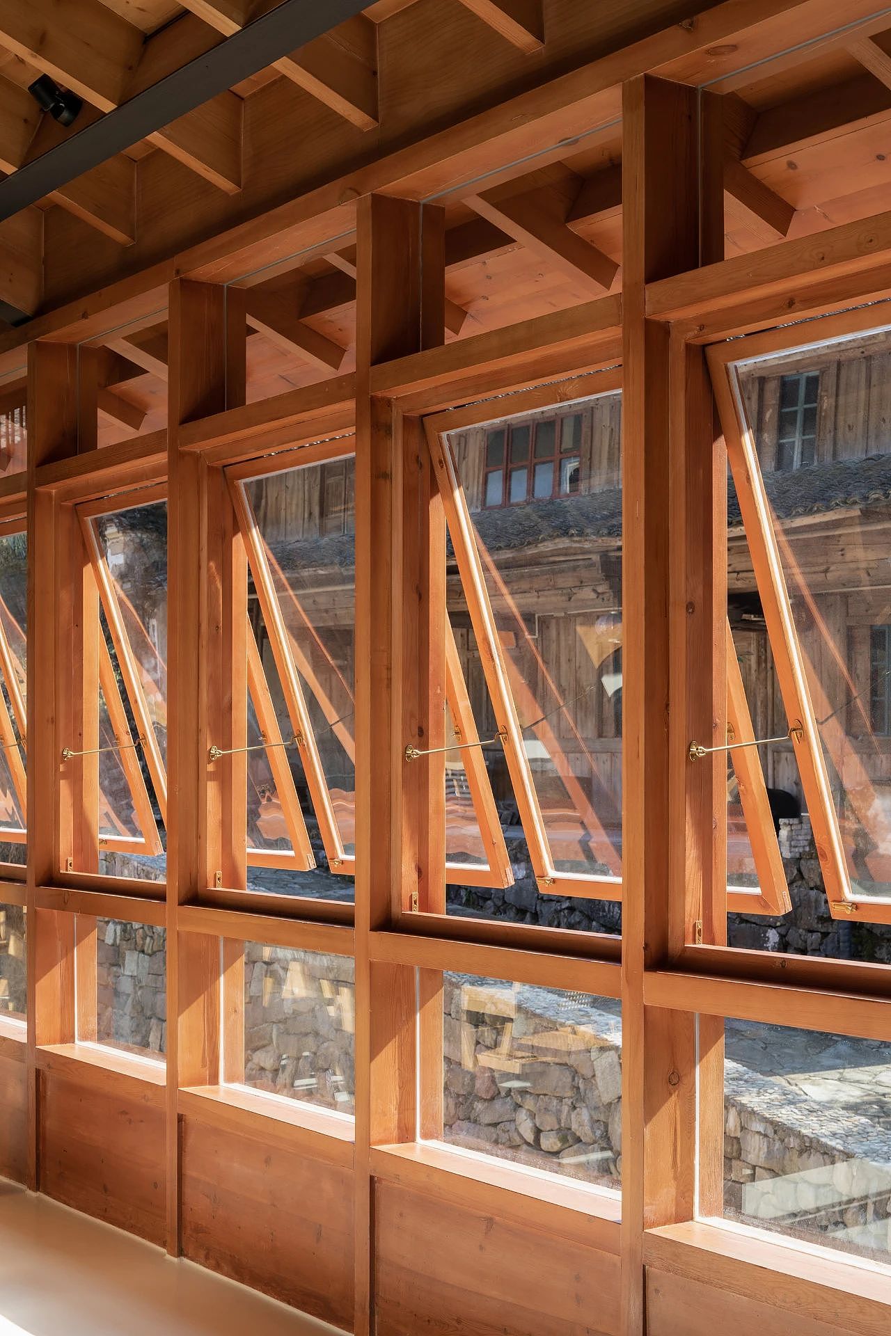 村口发电站改造的小酒吧,传统材料留住江南古村记忆!