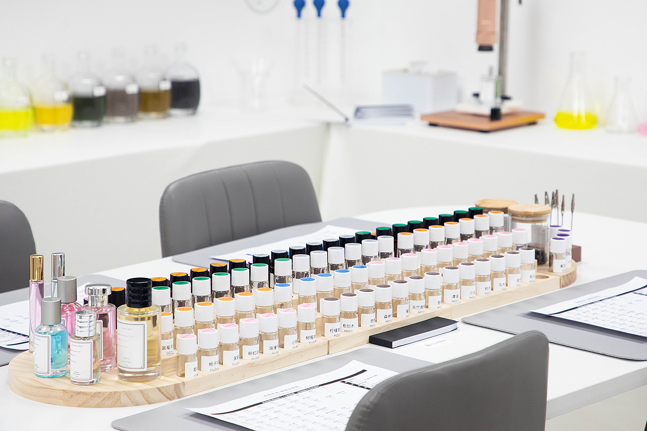 香水拍攝 場景攝影 自調(diào)香水 產(chǎn)品拍照 靜物攝影 環(huán)境（圖ZMzMwNzk0OTQw） - 環(huán)境/建筑攝影 - 站酷設(shè)計(jì)師伍壹柒攝影工作室原創(chuàng)素材 - 站酷ZCOOL