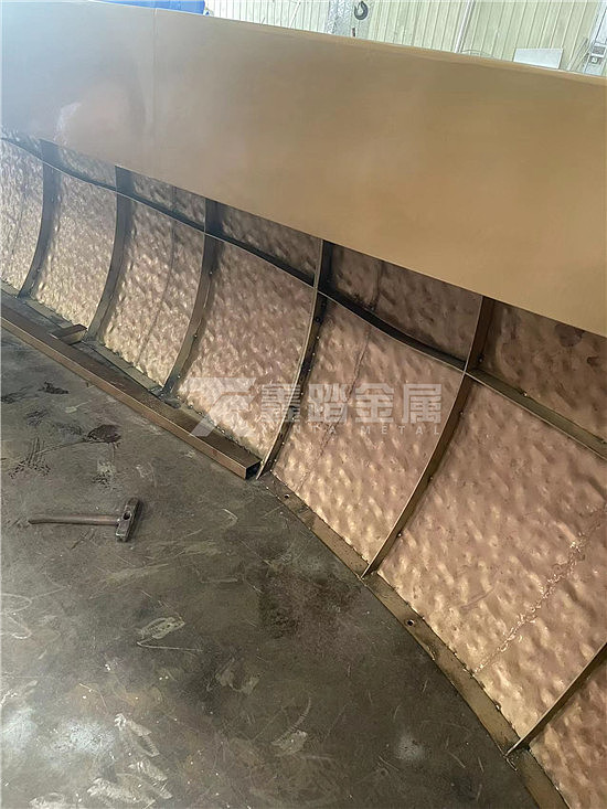 镜面水波纹不锈钢前台 公司大厅弧形金属吧台参考图