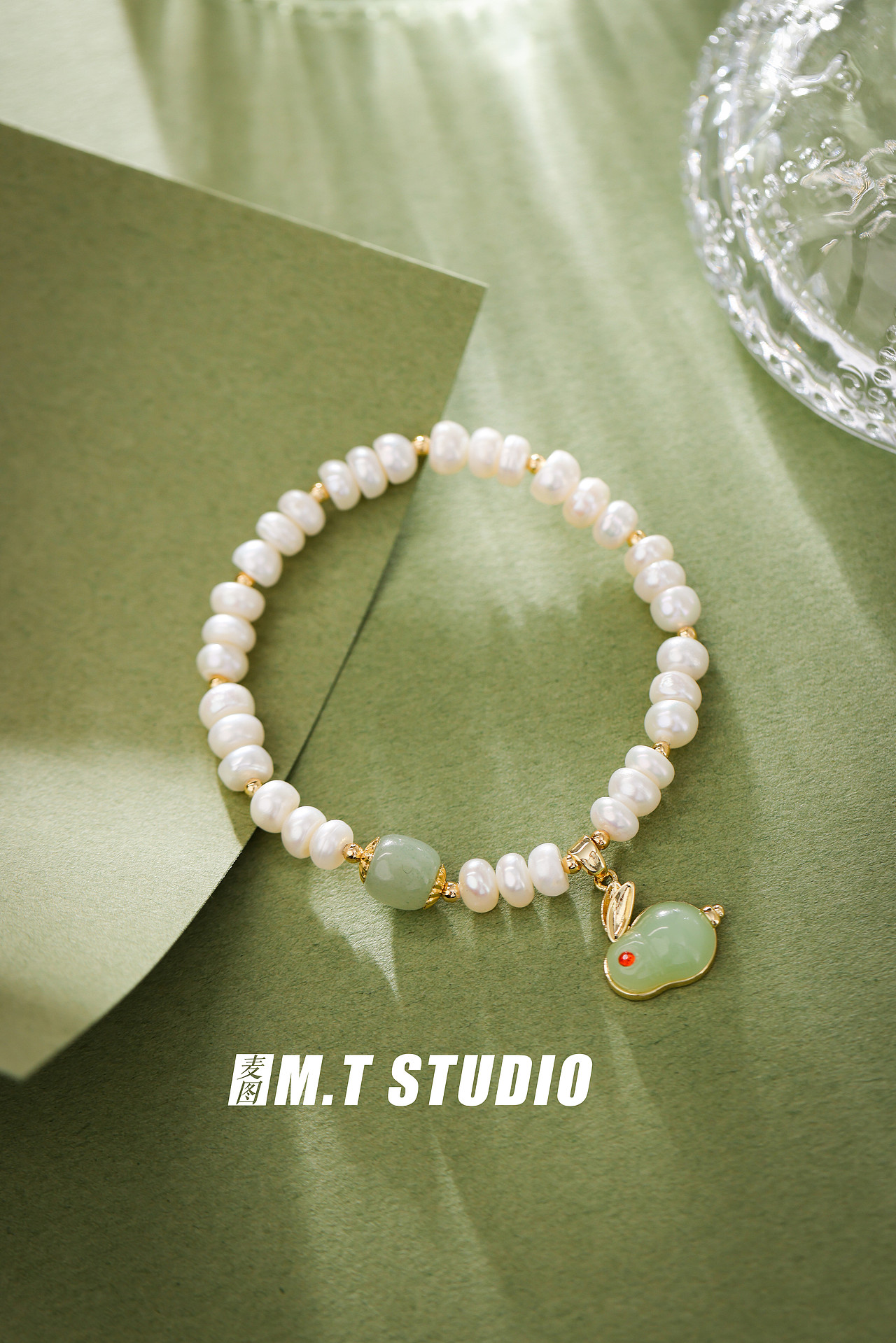 珍珠饰品手链静物平铺拍摄 小众饰品 小清晰风格绿底拍