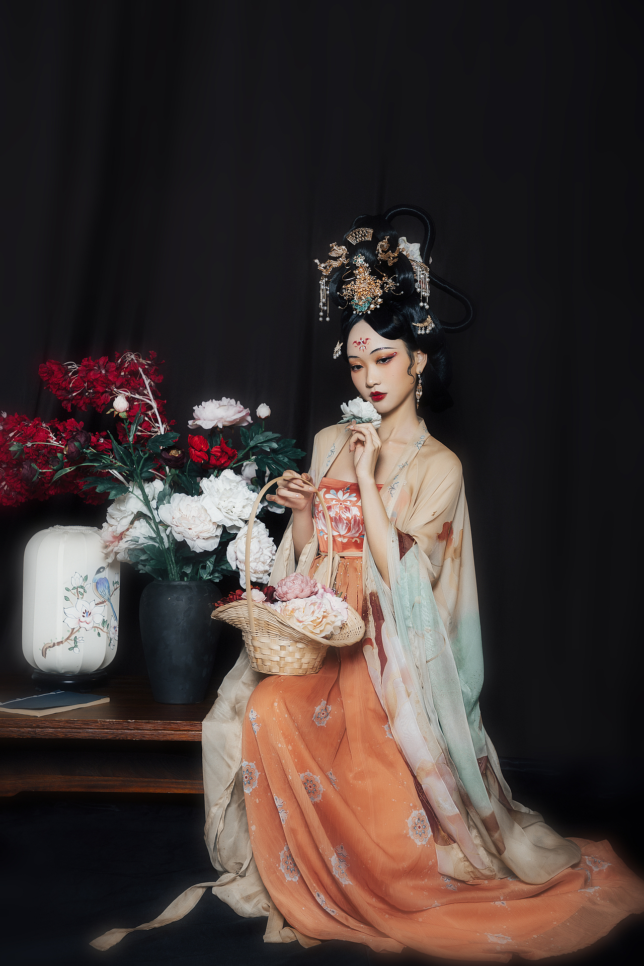 花开花落花相似，人来人往人不同。