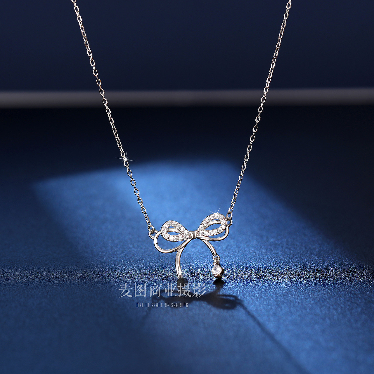 产品摄影，蓝底珠宝饰品场景图拍摄效果展示（图ZMzI0NTczNzMy） - 产品摄影 - 站酷设计师义乌麦图摄影官网原创素材 - 站酷ZCOOL