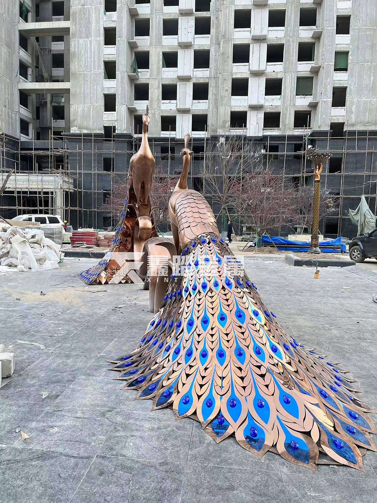 河北曲阳永宁花苑小区中庭景观小品不锈钢孔雀雕塑