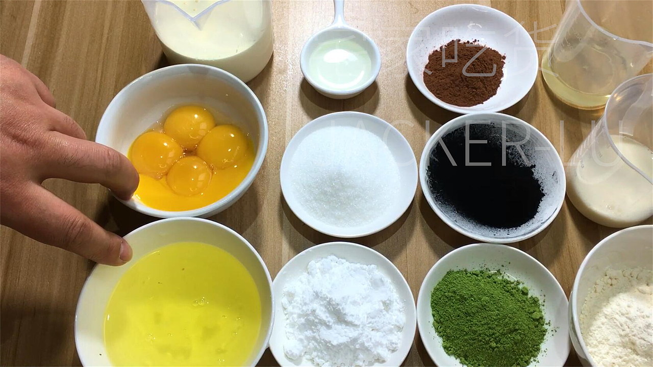 黑金抹茶卷，奶油香醇与抹茶苦甜交融在一起。