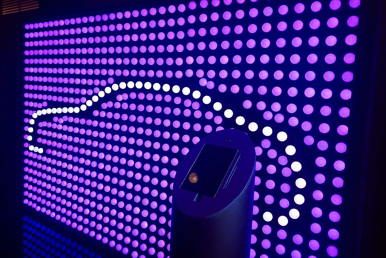 人脸识别情绪氛围灯
      用户使用现场互动器进行人脸识别，可以做出任意表情，如开心、悲伤、吃惊等表情，系统识别用户表情后判断用户情绪，根据识别出的情绪，氛围灯会显示相应颜色。举例：用户做出吃惊的表情，系统识别人脸后，在灯墙上展现蓝色的氛围灯