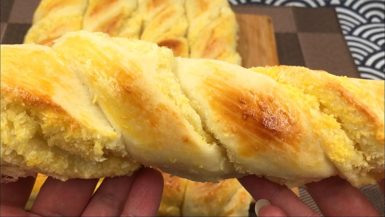 奶香椰蓉面包卷,易出膜超蓬松,浓浓椰香和奶香味。