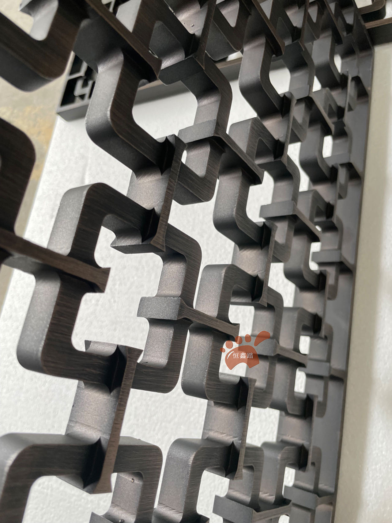 售楼部25厘铝板镂空花格,拉丝红古铜铝板雕刻屏风