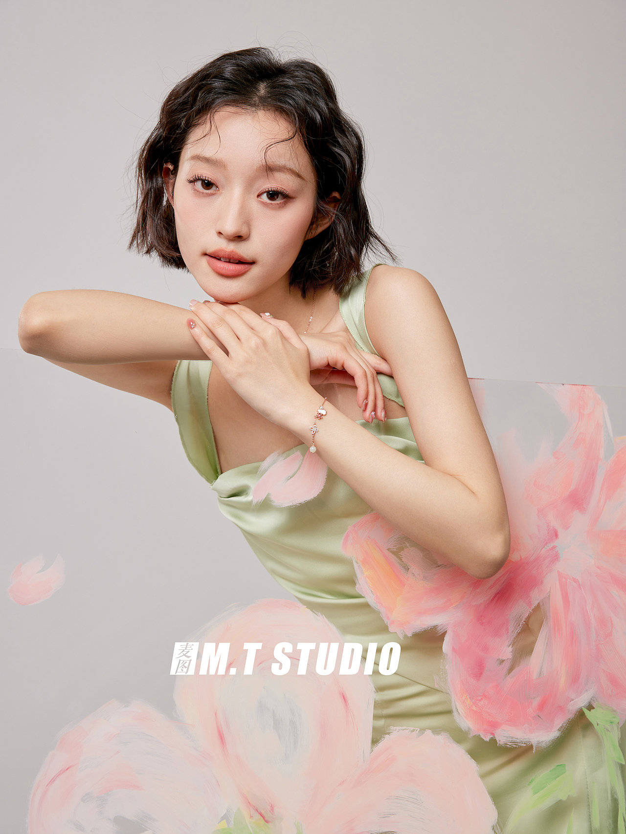 饰品拍摄 创意饰品手链拍摄 高端定制手链饰品模特拍照（图ZMzcwMDQxNDgw） - 人像摄影 - 站酷设计师义乌麦图摄影官网原创素材 - 站酷ZCOOL