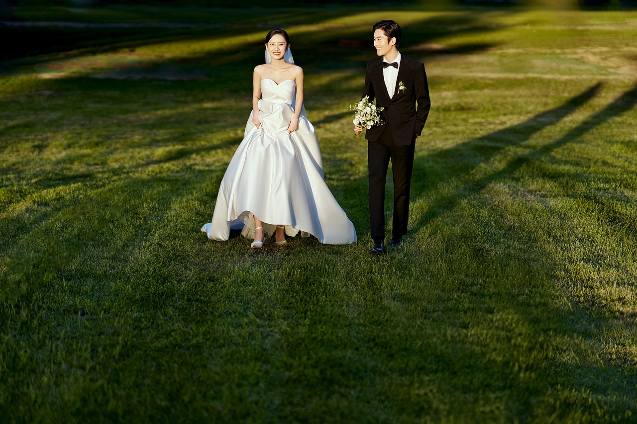 千万不要拍夕阳森系草坪婚纱照，因为太好看啦~（图ZMzIzMDQ1NDQ4） - 婚礼摄影 - 站酷设计师遇见YUJIAN原创素材 - 站酷ZCOOL