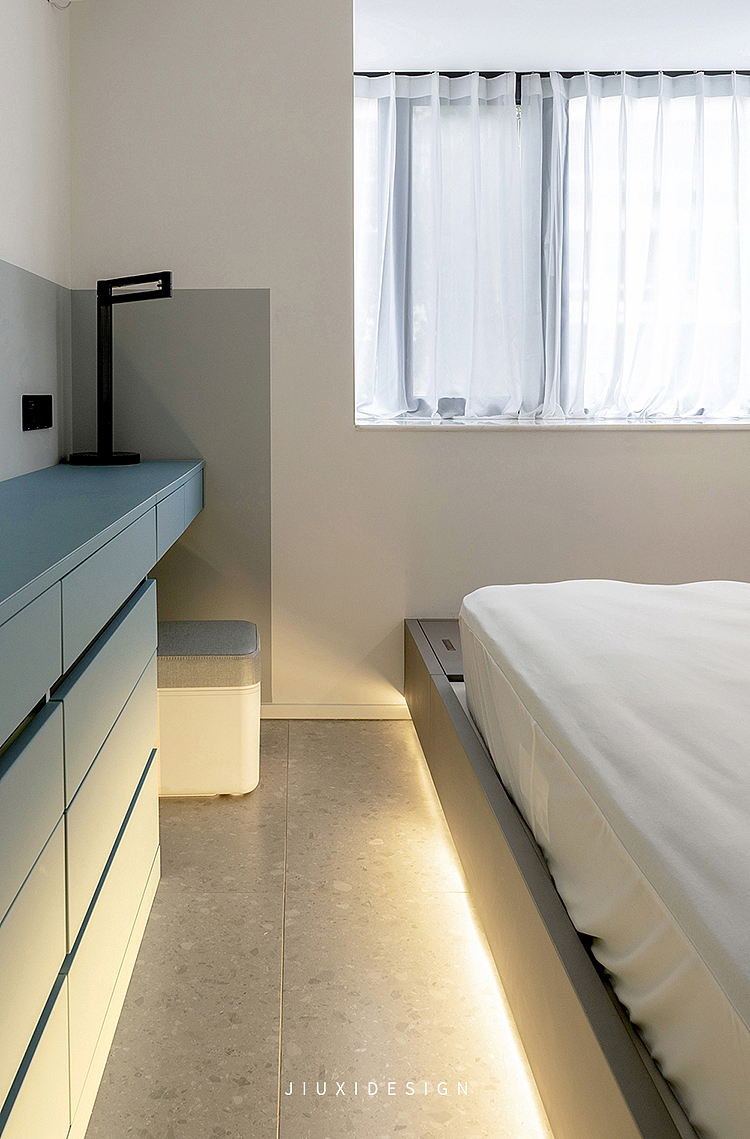 地台底下也安装了感应灯带,柔和的光线。可以避免起夜时,影响另一半休息,安全又贴心。