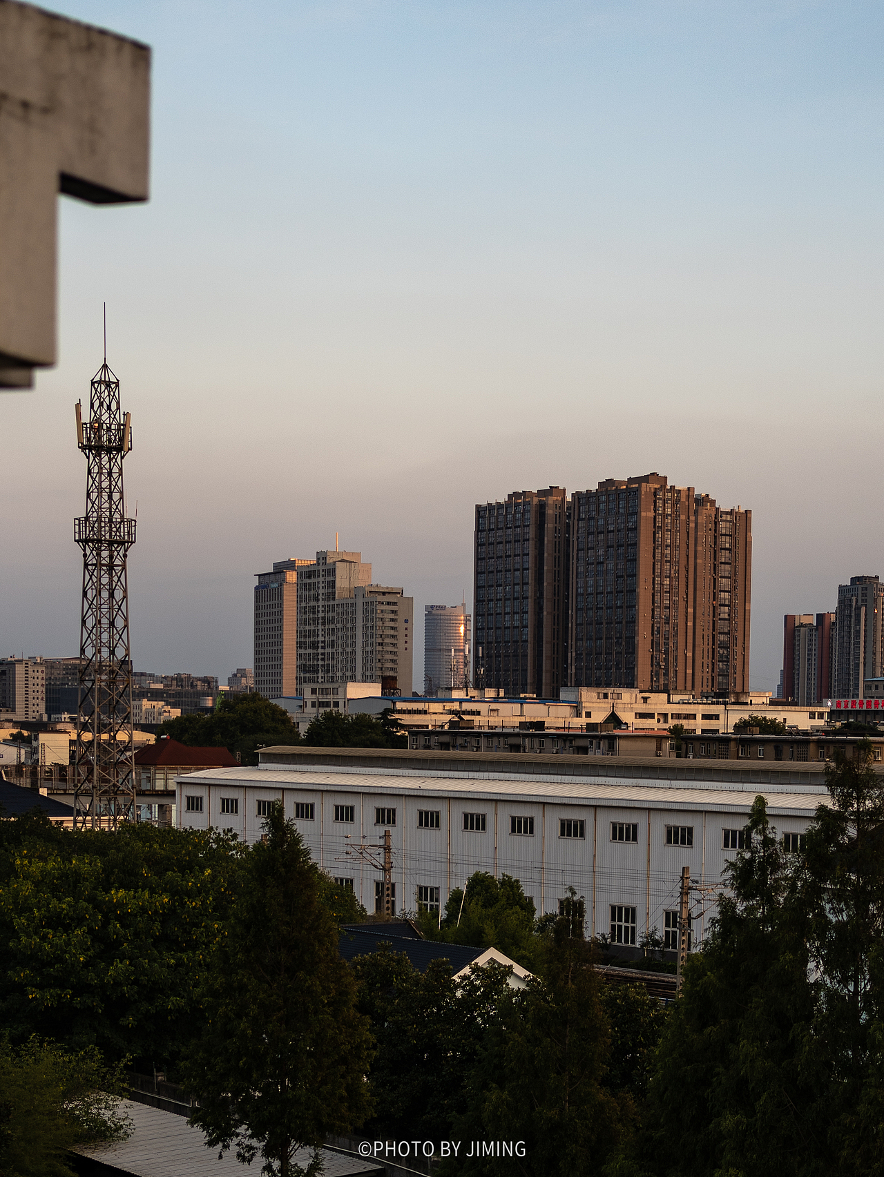 楼宇间的落日余晖（图ZMzE3OTI3NzAw） - 风光摄影 - 站酷设计师既明888原创素材 - 站酷ZCOOL