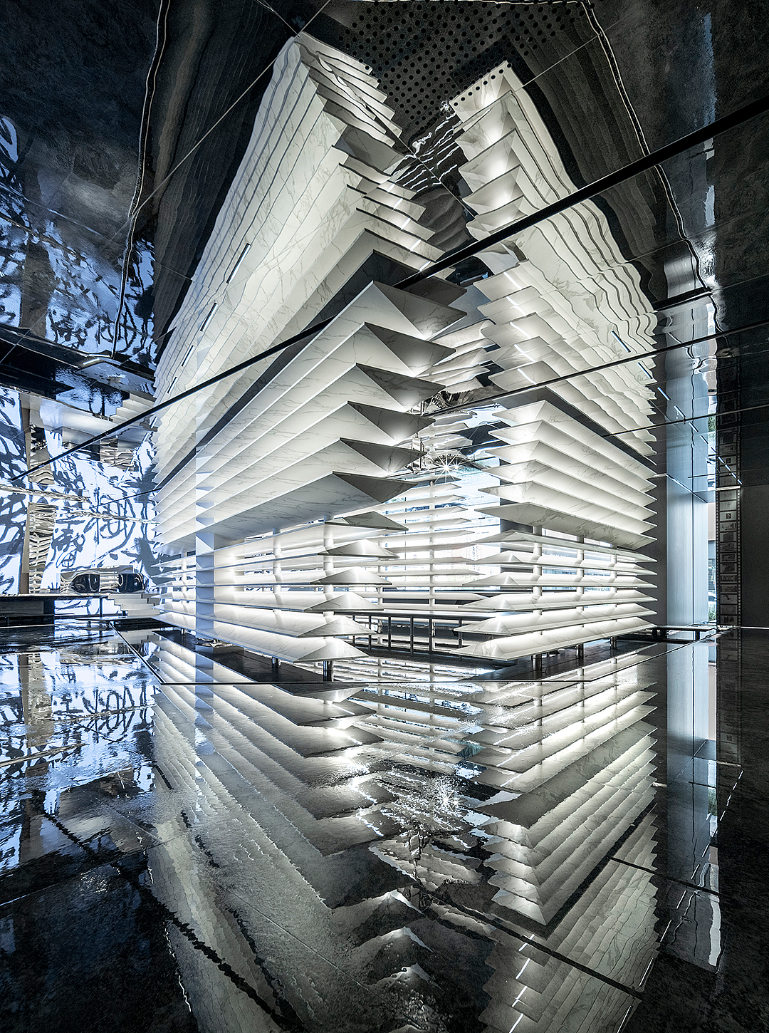 因了产品材质零吸水、零渗透的性能,而环绕遍布空间的水景将地面烘托成岛屿的形态,仿佛灵动的魂,轻轻地,便营造出“山绕平湖波撼城,湖光倒影浸山青”的意蕴。