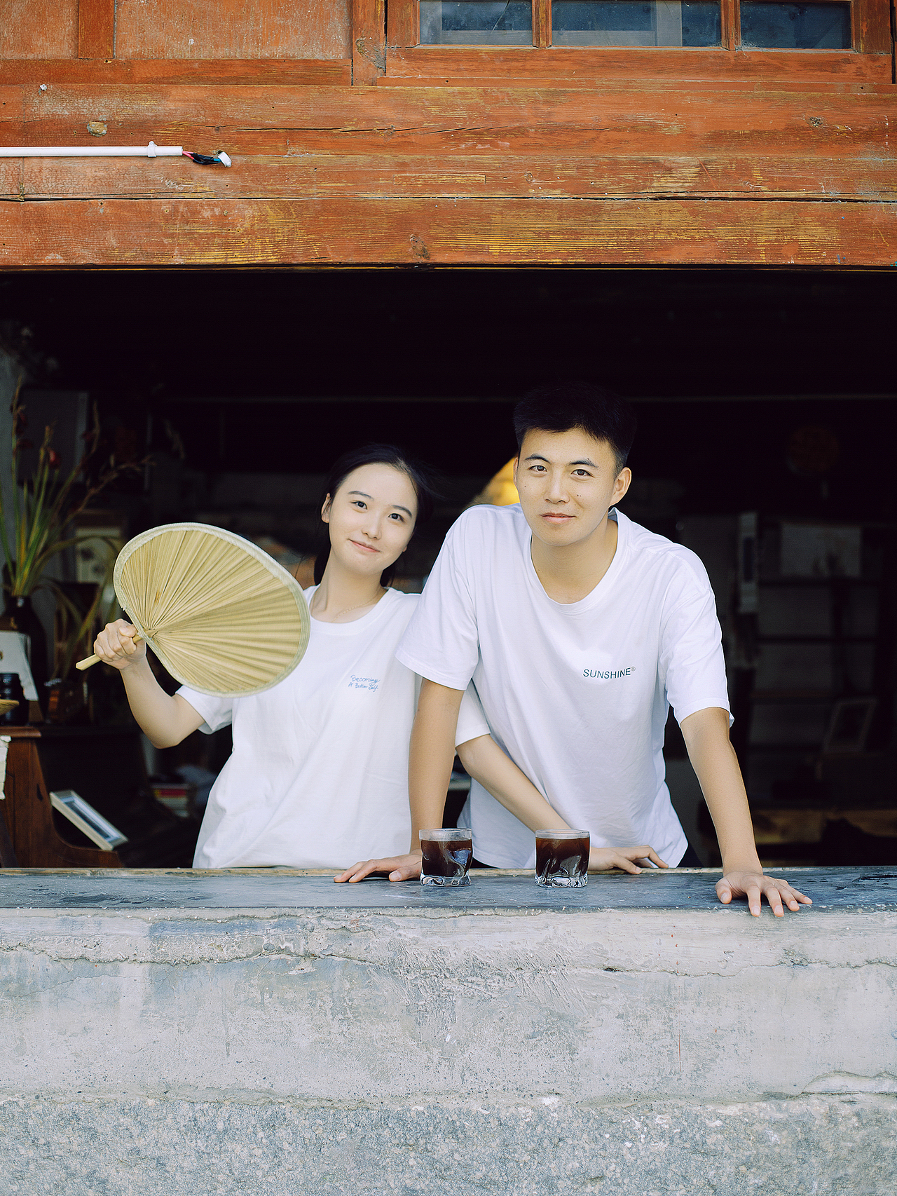 他俩高中毕业了