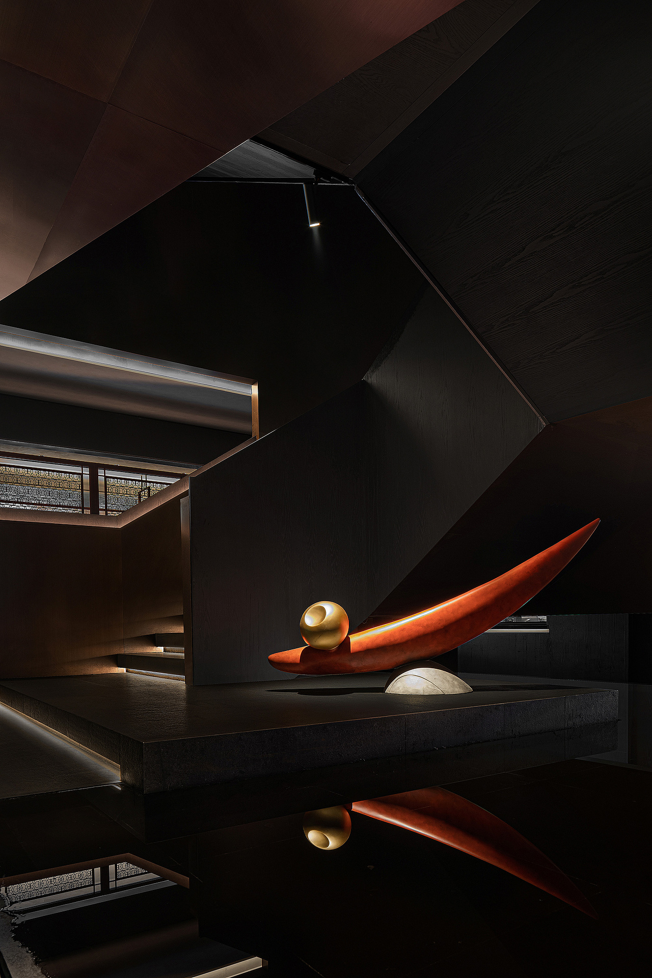 “ 对线的感受不只是一串空间对象，而是一个时间过程。 ”
——李泽厚《美的历程》<br><br>在时间进程中的流动之美，是中国古典建筑的特征。中国的建筑往往以简单的几何单元组成复杂的群体结构，由空间的连续展现时间的绵延，而这样的空间感受正是通过“线的艺术”来达成。<br><br>本案位处淮河流域有着“珠城”之称的蚌埠，LDH DESIGN受到河流的感发，以中国美学中“净化了的线条美”为本案的核心：通过线的曲折、蜿蜒、生长与力量，打造出一个迂回变幻、趣味盎然的空间，渲染出飨宴生活的意绪。<br><br>而这种有畅通、有阻隔、富于变化又出人意料的空间体验，如“柳暗花明又一村”，正是中国古人亲近自然山林的建筑美。