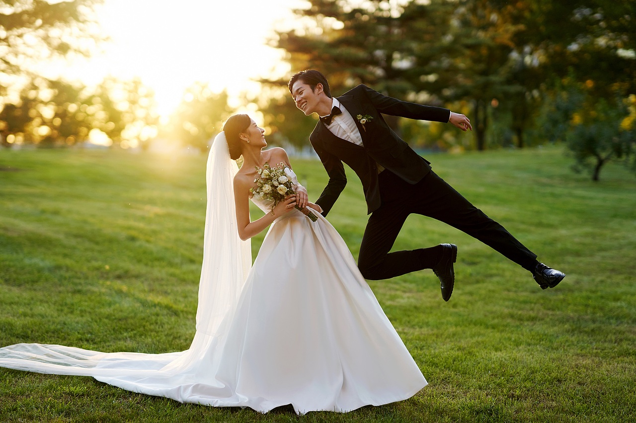 千万不要拍夕阳森系草坪婚纱照，因为太好看啦~（图ZMzIzMDQ1NDYw） - 婚礼摄影 - 站酷设计师遇见YUJIAN原创素材 - 站酷ZCOOL