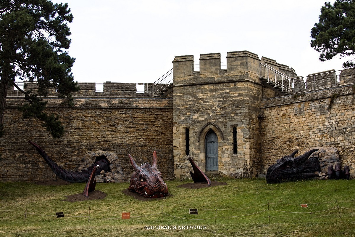 在教堂的正对面,是更早一点修建的林肯城堡(Lincoln Castle)这座建筑除了比较高大的围墙以外其实中心区域已经没有什么留存了,游客中心有一个建筑演化过程的视频,简单的看了一下,由最初的罗马城镇逐渐围绕起城墙,其中的建筑也是不断破坏了重建,直到现在,依旧是没啥具体内容ING,花园的部分是免费进入的,倒是可以过来转转,城墙就是收费的了,原本觉得城墙的视野应该非常好,但是这个时候我们已经先进了一次教堂预定了接下来的tour行程,稍微有点赶,只得作罢……