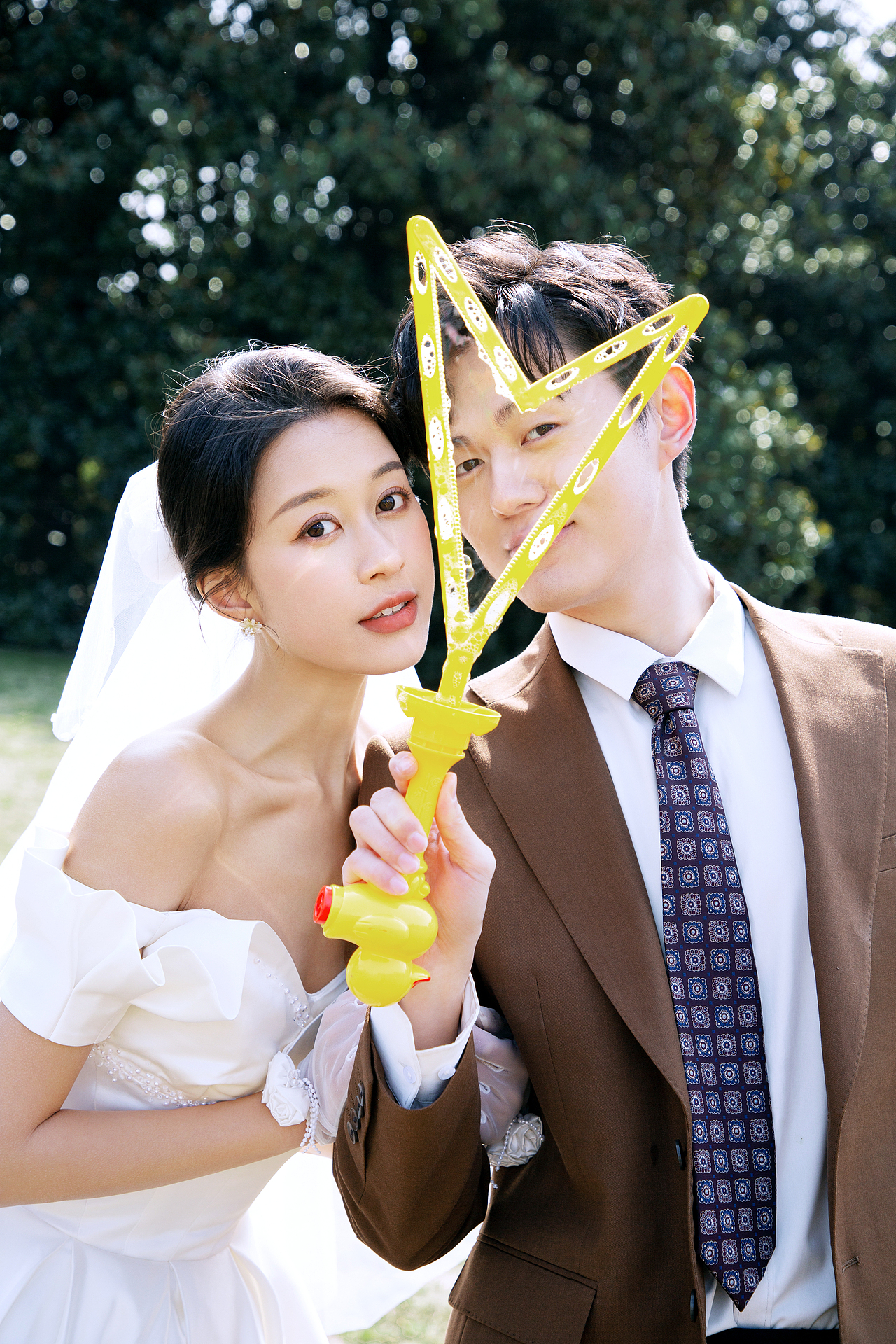 安利给备婚的小姐姐们,高级感电影风草坪婚纱照