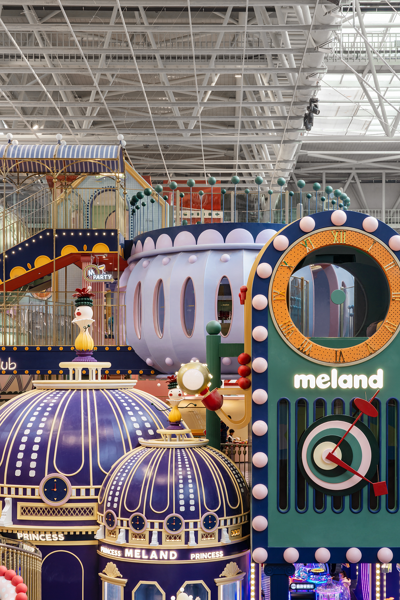 这是一座藏匿在花丛中的梦幻乐园。用设计的手法搬来最美的春色,生机勃勃的花草盛放中,一座座花朵艺化而成的城堡跃然眼前。柔和的缤纷色彩涂抹出最春意盎然的景致,令人心情登时愉悦起来。总面积5150㎡的庞大体量下,设计师经由细致的推敲,划分出了各个功能区的合理落位。电玩区、球池、迷宫探险区等互动性较强的激烈运动项目沿项目场地外部设置,让经过的顾客能够立刻被店内孩子们玩耍的欢乐氛围所感染。而模拟城与互动舞台则被其他功能区包裹在了项目的中心部位,以便设计师规划出曲折的探索路径,让小朋友游乐的体验饱含乐趣。<br><br>