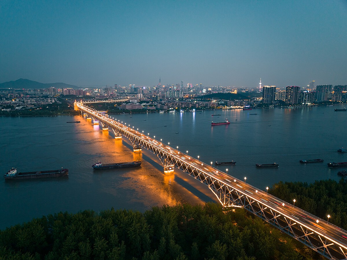 长江上飘起两束白腰带，动感和灵秀集一桥的南京眼_索塔