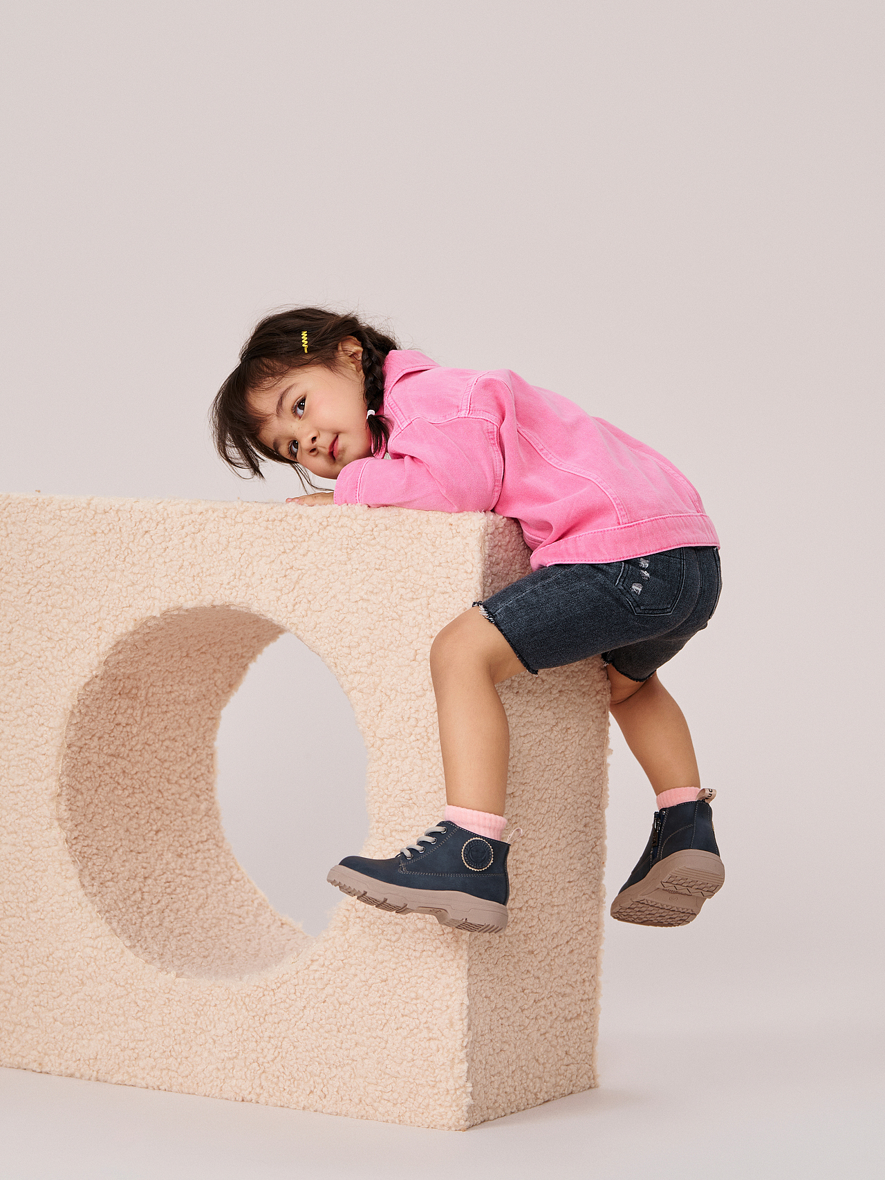 holakids x paucillar 2023a/w 鞋子拍摄