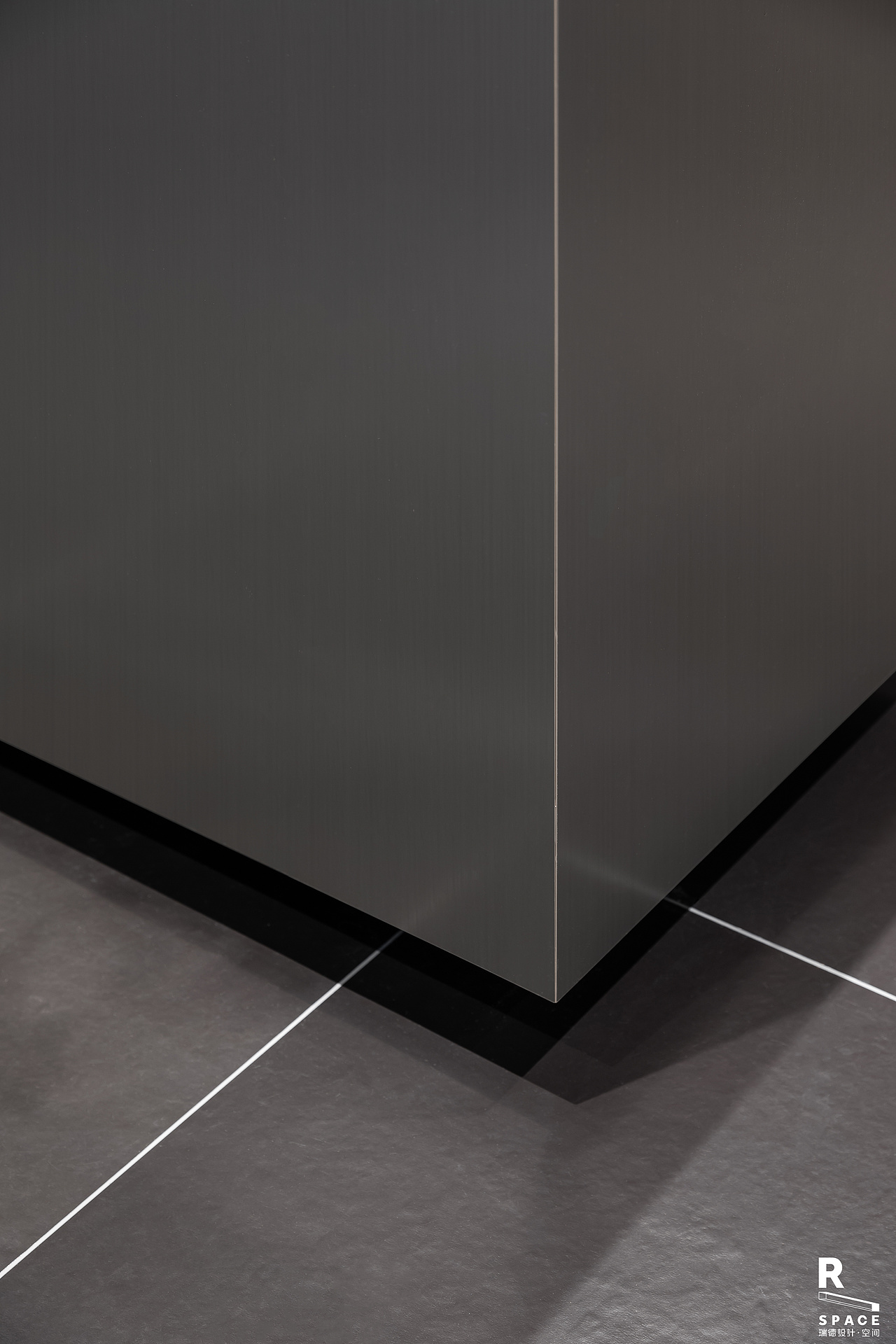 咖啡吧与运营区以中轴旋转玻璃门相隔，可根据活动情况开启或闭合，随心打造空间私密度。