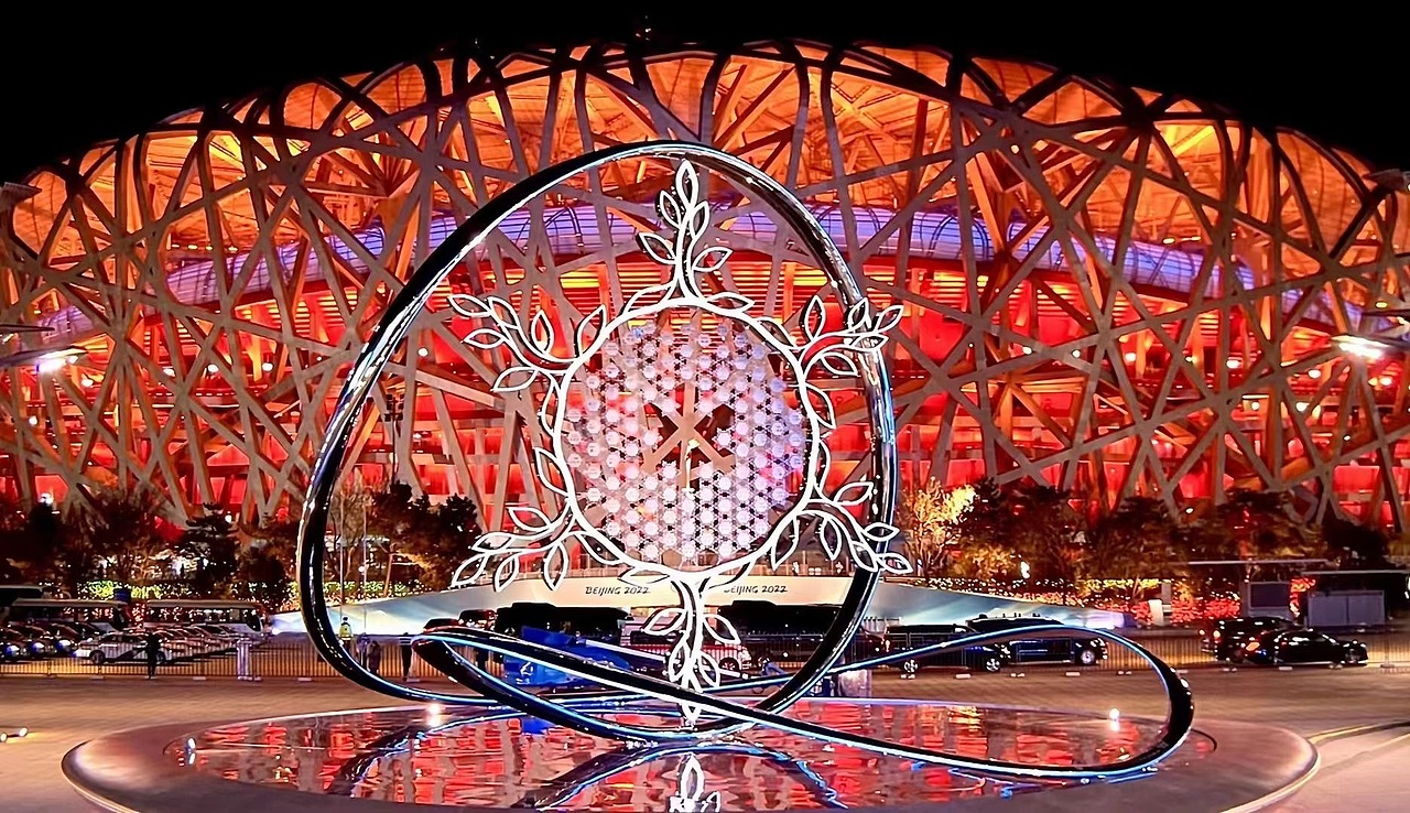 通过对鸟巢等三个场地的实地勘察,考虑到大众对冬奥冰雪的感知体验以及主火炬塔将在三地永久保留等多方面的因素,对与材质感官紧密相关的色泽、质感进行大量的材质表面实验,最终选择了易弯折、强度高、耐腐蚀、耐高温和耐低温特性的不锈钢材质,并运用8k抛光工艺。不锈钢表面经过抛光研磨后光可鉴人,并成为一种艺术媒介,延伸着作品的艺术性,也加强了作品的完整性。灵动的旋转和对周边环境的映射弱化了雕塑的体量感和轮廓清晰度,使得作品整体产生失重的轻盈感,四周的环境、观赏者通过镜面映射都融入了作品,成为火炬台的一部分,与之浑然一体、晶莹剔透、交相辉映。