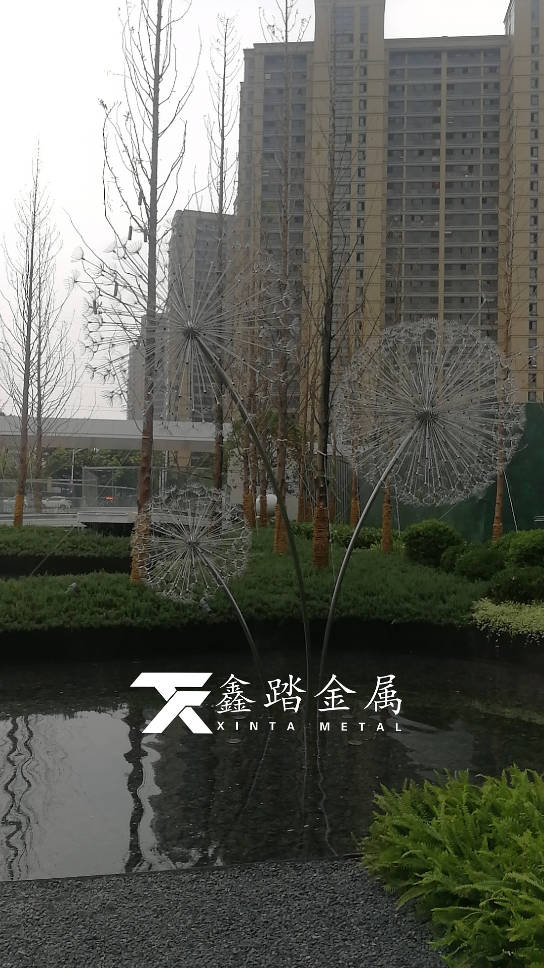 发光不锈钢蒲公英雕塑夜晚效果放射五颜六色的光芒