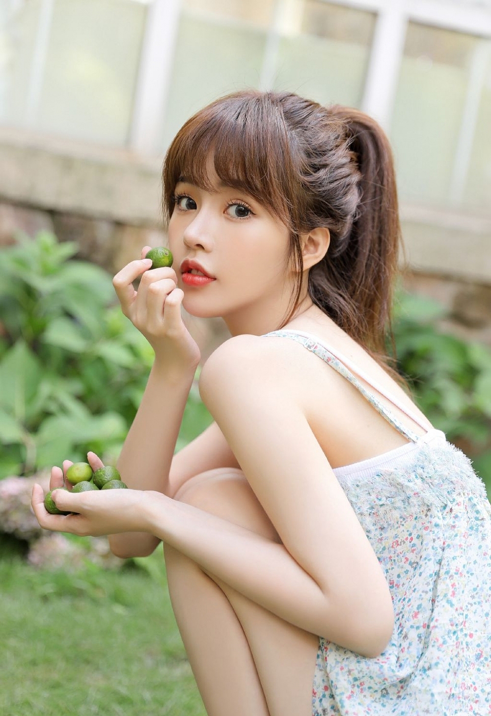 吊带萝莉齐刘海高马尾