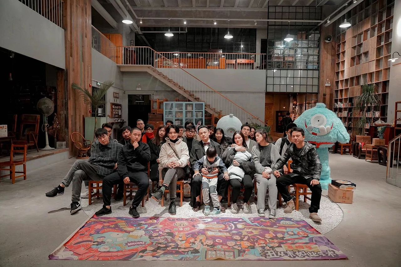 为了纪念大家的相遇
我们设计了三维安戈力卡通模型<br>并通过3D打印技术<br>将电脑上的安戈力搬到了现实中<br>他就是“香蕉”安戈力