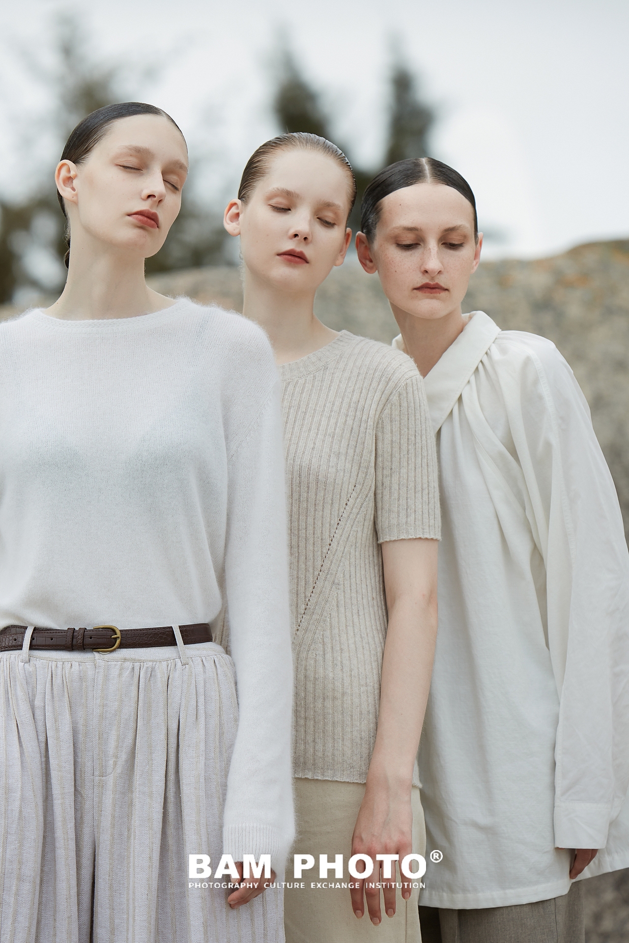 摄影｜海边拍时尚女装大片，极简氛围感拉满！（图ZMzU4MzY3MTg4） - 时尚/艺术摄影 - 站酷设计师和光白马工作室原创素材 - 站酷ZCOOL