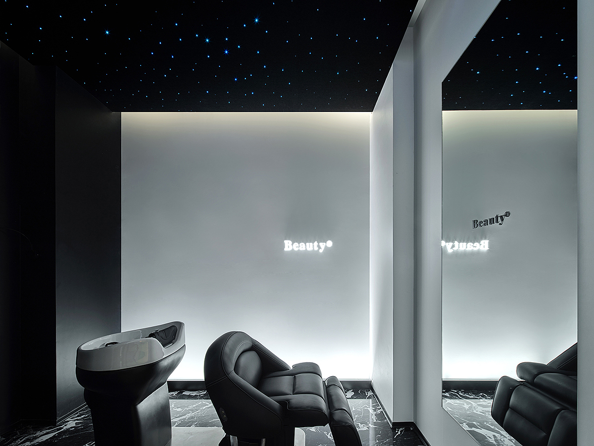 洗头区提供头部护理及化妆间服务,结合星空顶营造静谧舒适的氛围。