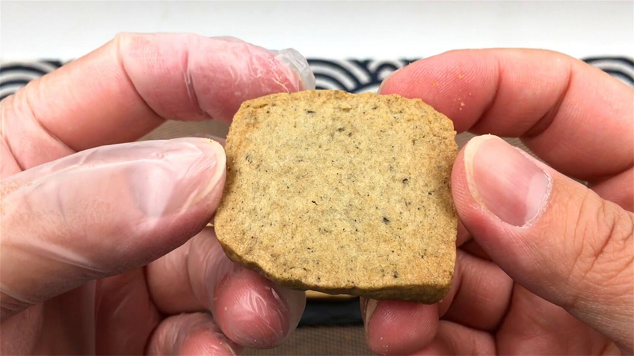 黑芝麻糊饼干,充满浓郁芝麻香气,浓烈而细腻。
