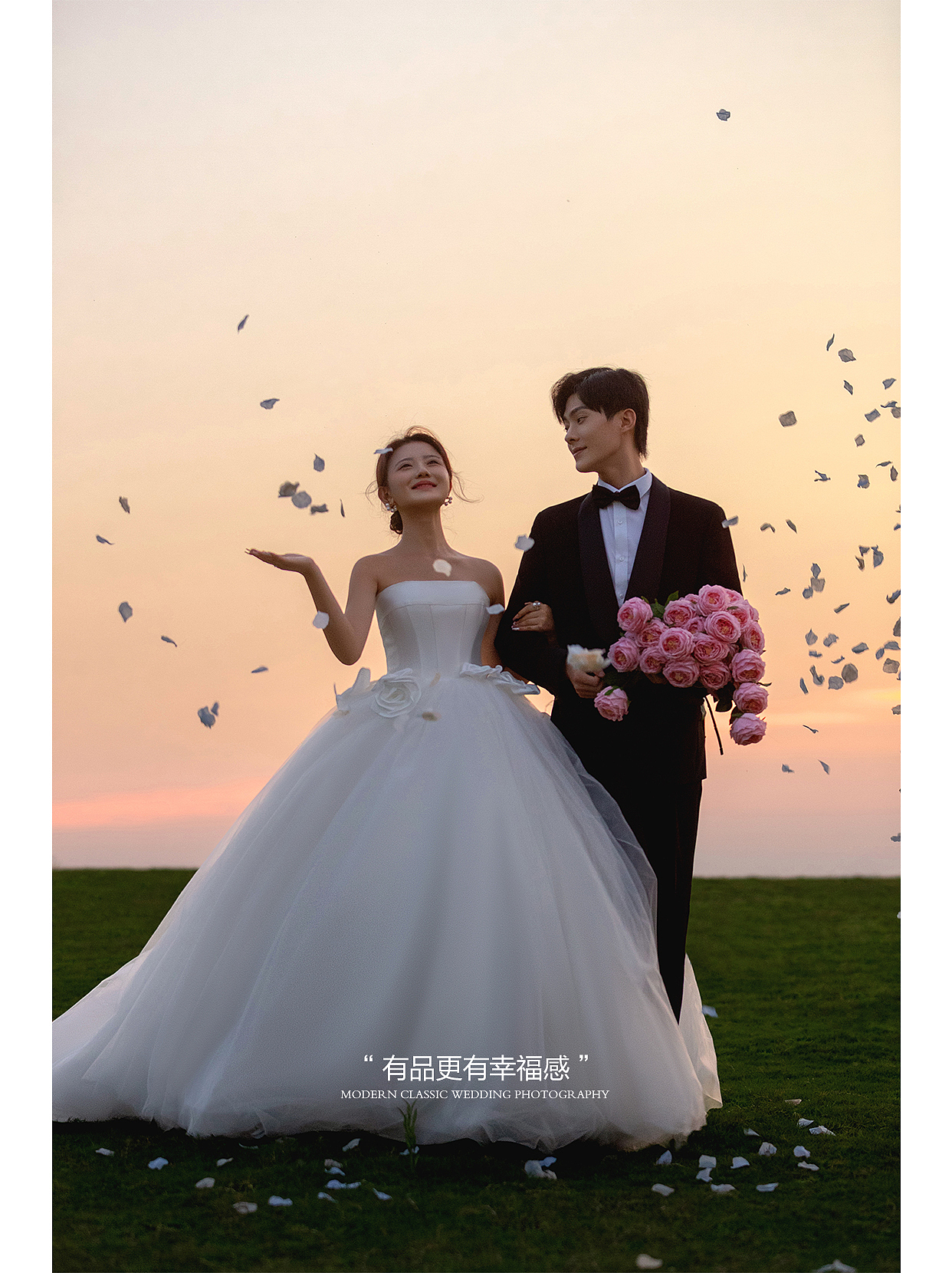 唯美夕阳草坪婚纱照~（图ZMzY1ODMwNzA0） - 人像摄影 - 站酷设计师随艺ART原创素材 - 站酷ZCOOL