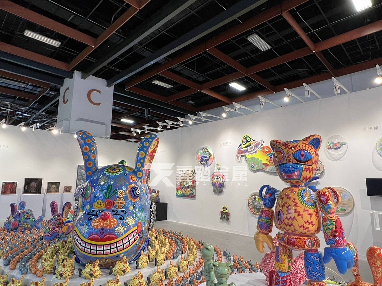 科技感爆棚 纯手工打造不锈钢外星人雕塑 艺术无边界