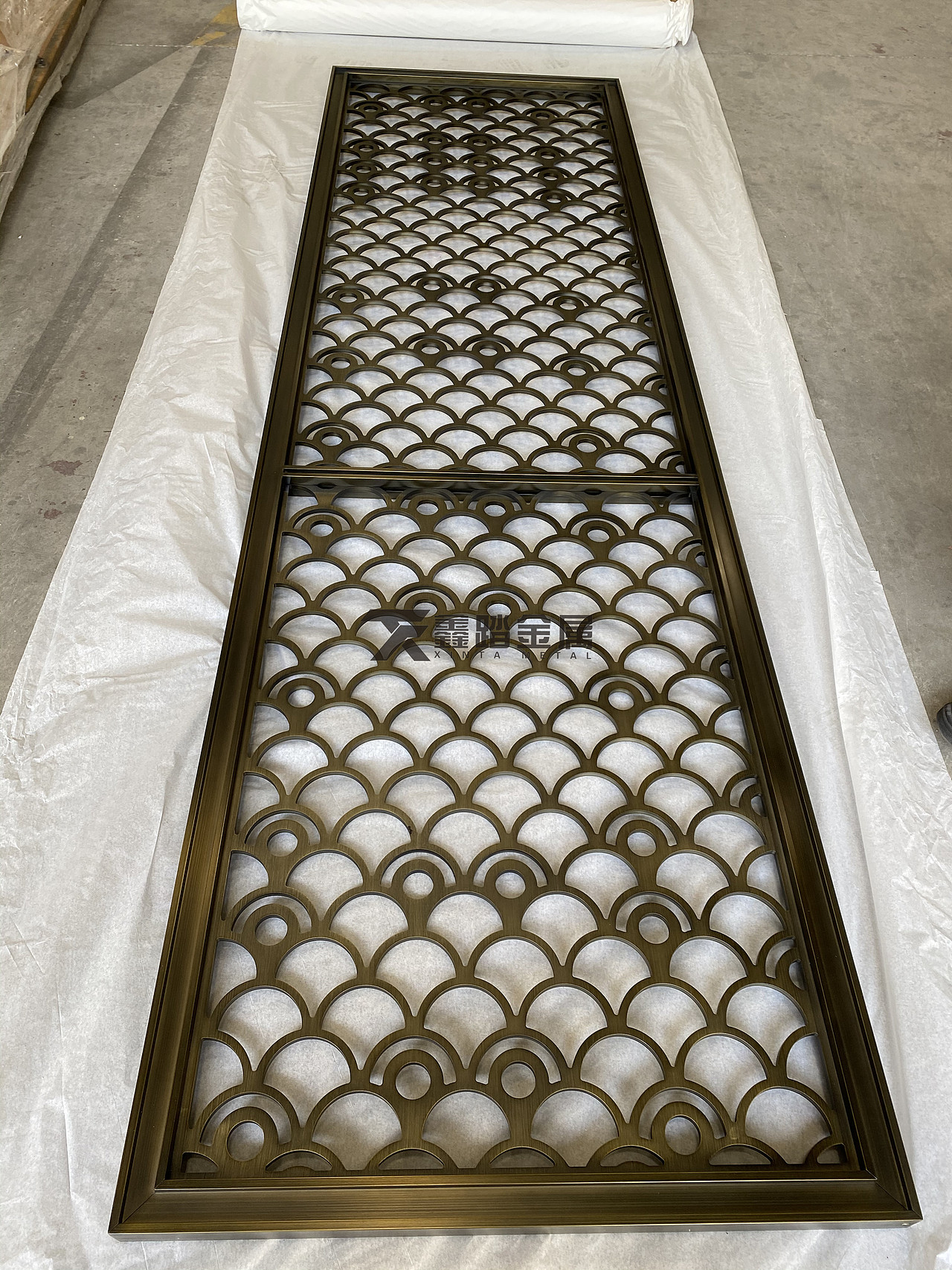 青古铜铝板雕刻屏风格栅、新中式花格缀上古色古香画卷