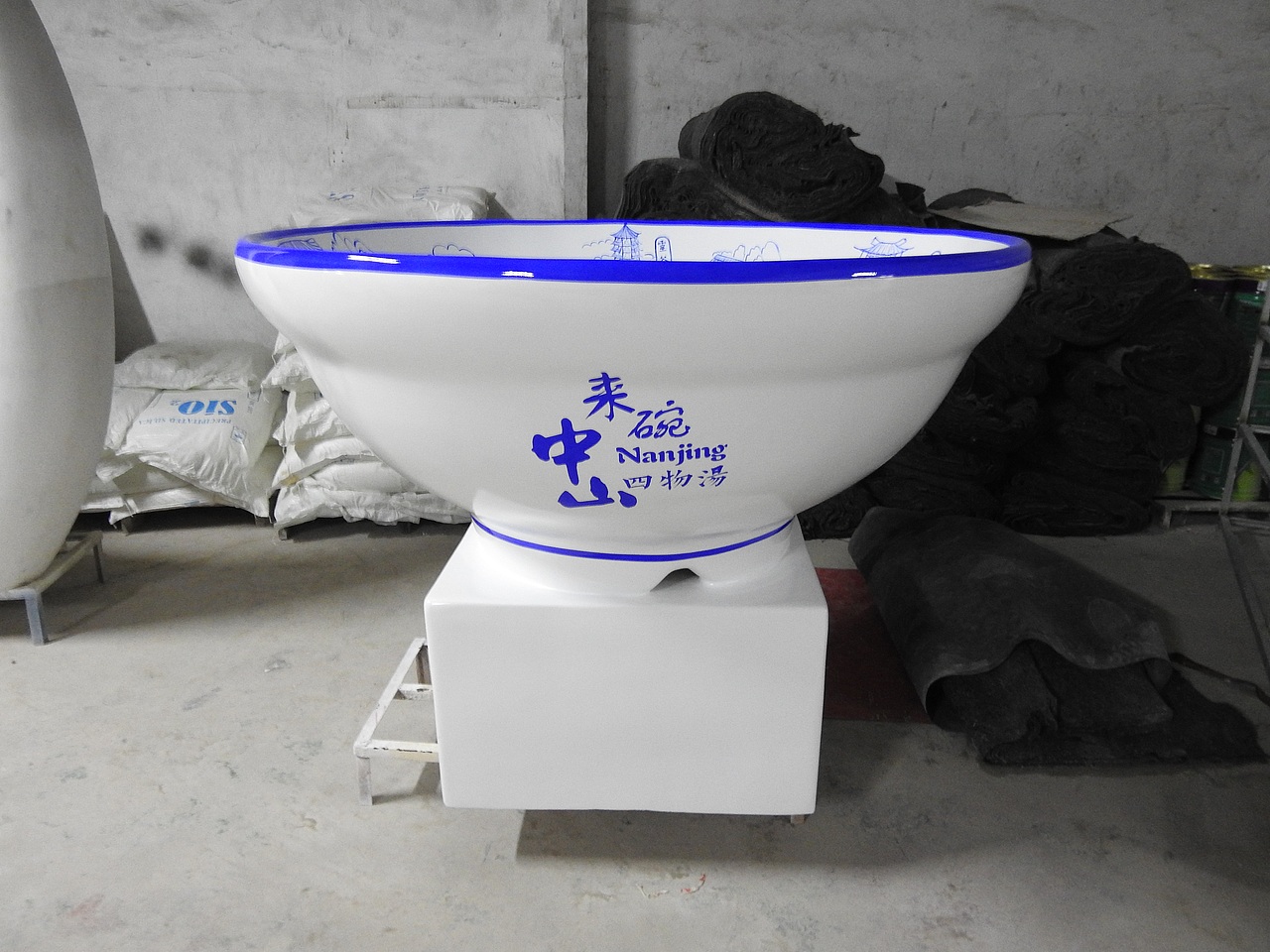 景观美陈装置城市文旅公共青花瓷玻璃钢雕塑形象吉祥物