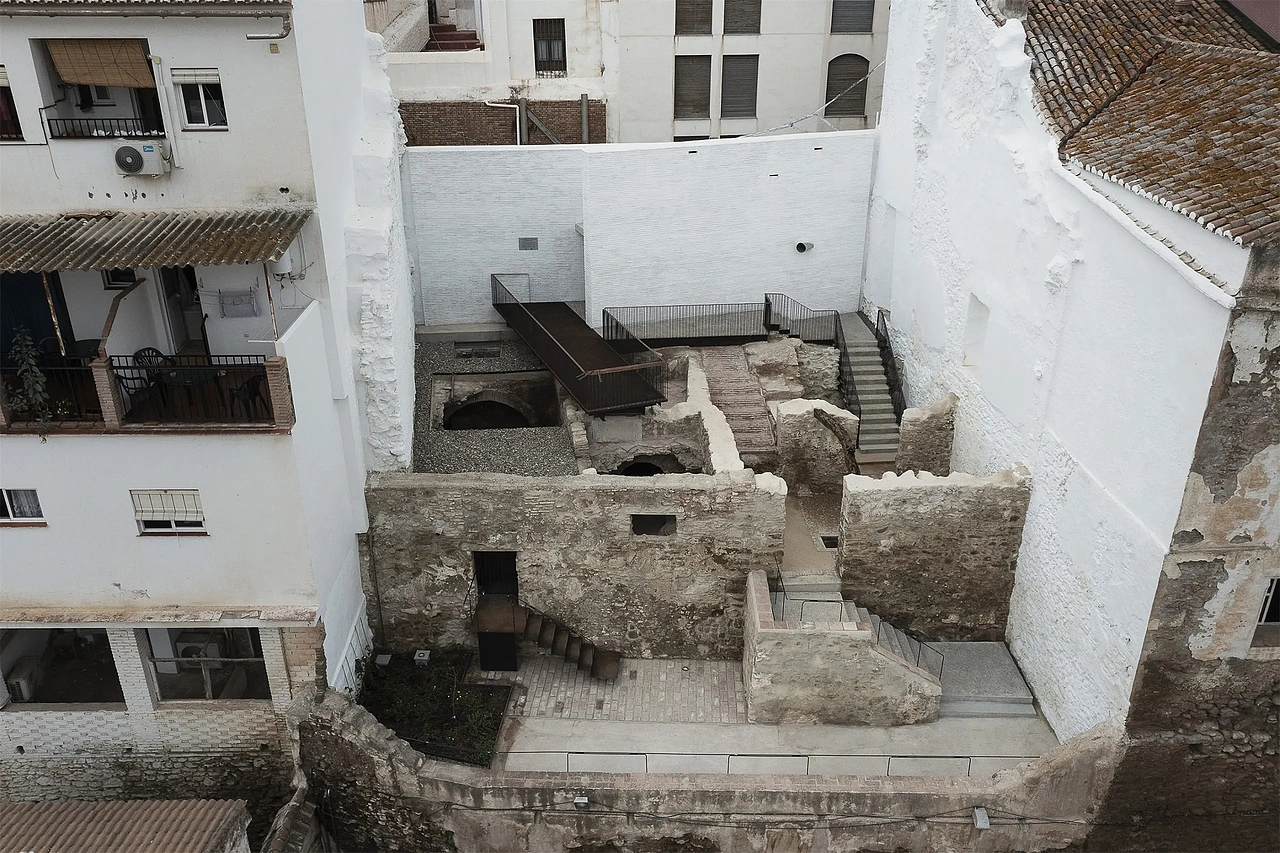 我们在发掘过程中发现了一系列有趣的空间。南半部有三个储藏室,保存着17个建于16世纪的半埋罐子。在北侧设有一个通向马棚的传统动物楼梯。我们可以通过楼梯下到第二层空间,看到村庄的景色。
<br>这个地方是一个发现和揭示过去痕迹的开放空间。<br><br><br><br>▽项目俯视