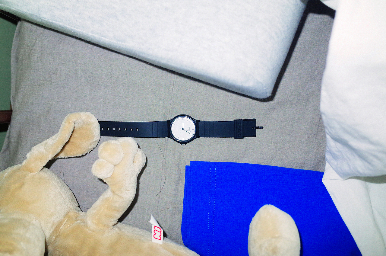 习惯了放一只手表在枕边,早上睡醒了看时间