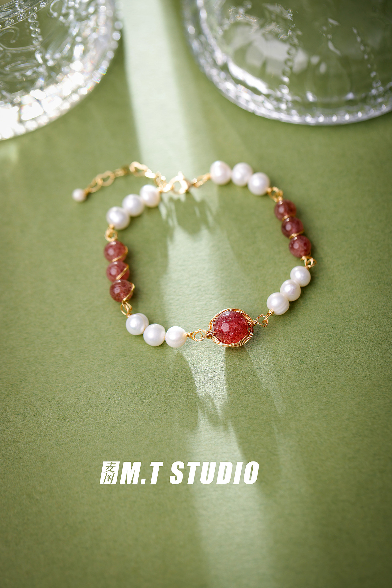 珍珠饰品手链静物平铺拍摄 小众饰品 小清晰风格绿底拍