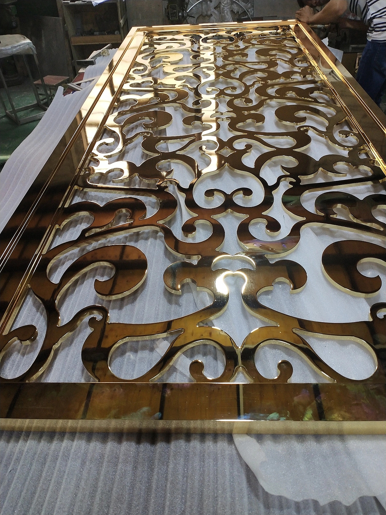 不锈钢激光切割复古铝窗花仿木纹镂空花铝合金屏风